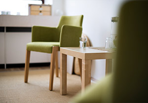 Buddha-Figur auf Balkonbrüstung